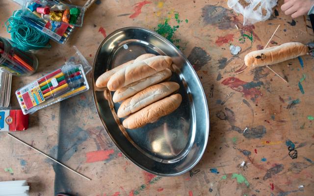 Býti v roli aneb čím vším může být rohlík? — workshop pro děti / Be in a Role and What Can Be a White Bread Roll? — workshop for kids